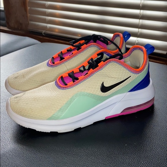 Nike Shoes - NIKE Air Max Motion 2